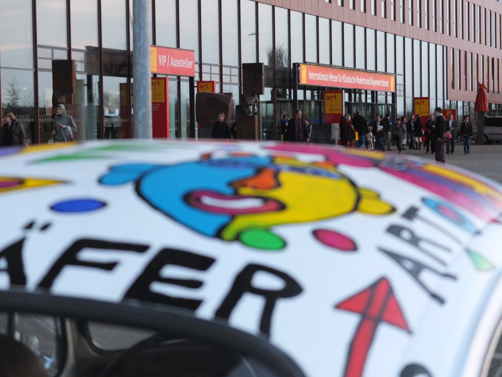 Keil-Keramik auf dem Majolika-Stand auf der Art Karlsruhe... und der Käfer hält Wache