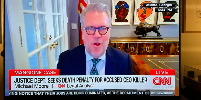 Aufnahme eines Fernsehers mit einem CNN Interview, dabei sind Bilder von Peter Robert Keil im Hintergrund zu sehen.
