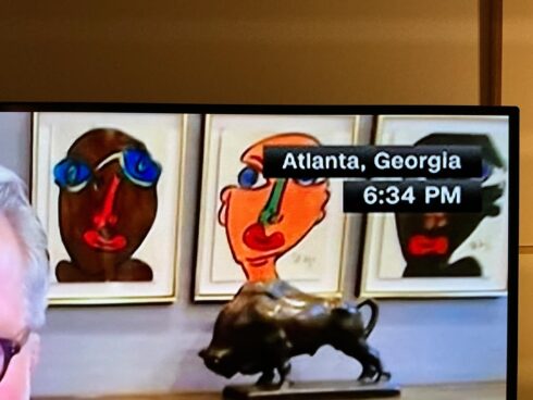 Detail-Aufnahme eines Fernsehers mit einem CNN Interview, dabei sind Bilder von Peter Robert Keil im Hintergrund zu sehen.